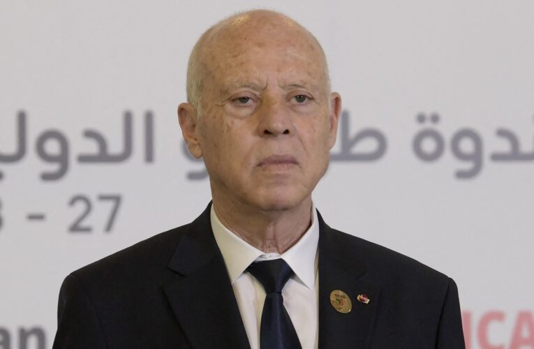 حل اتحاد السباحة بأمر من قيس سعيد بعد واقعة حجب العلم التونسي