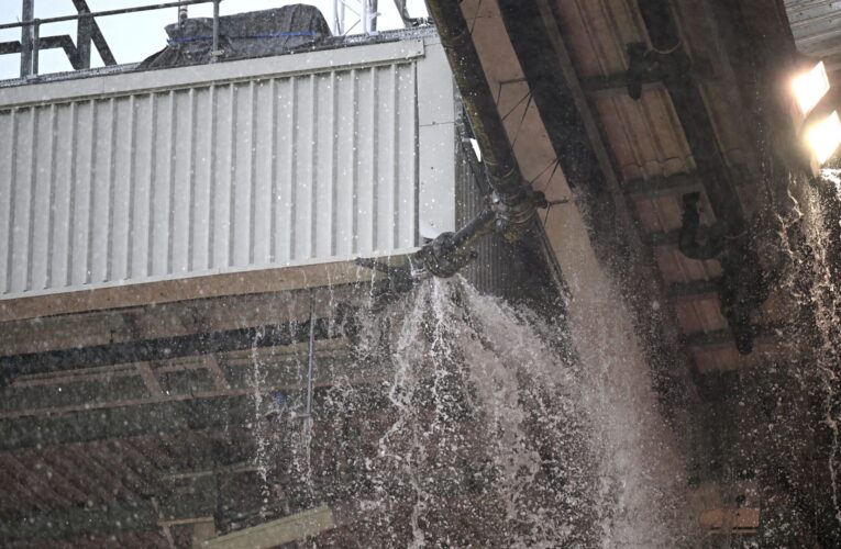 تدفق المياه من ملعب مانشستر يونايتد في مباراة أرسنال يثير تفاعلا.. وأحد المعلقين: “البعض عينه على دبي فقط”