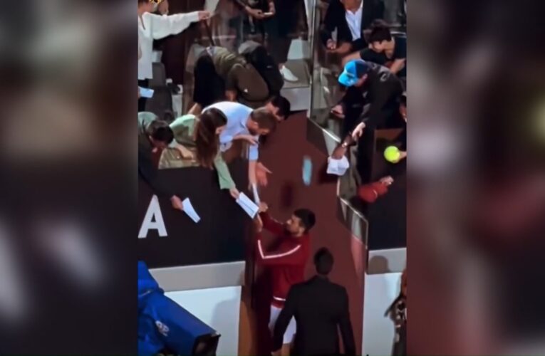 شاهد قارورة مياه تسقط على رأس لاعب التنس ديوكوفيتش وتوقعه أرضاً