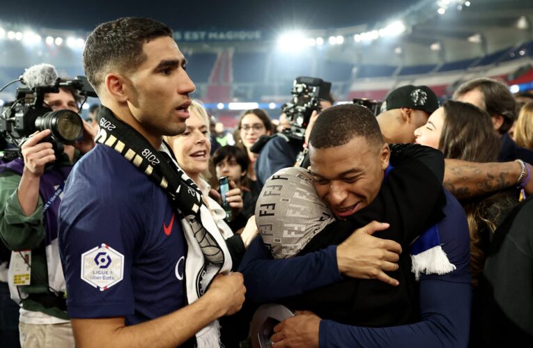 عانقته وتحدثت معه.. وداع والدة أشرف حكيمي لكيلبان مبابي يخطف الأنظار