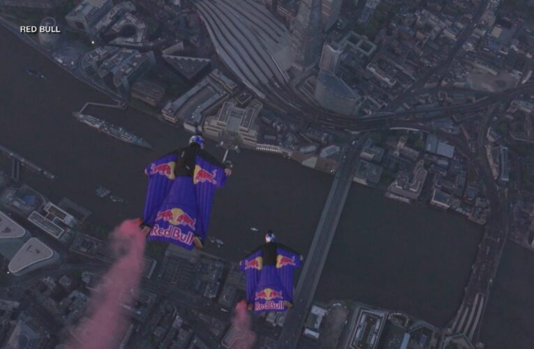 بسرعة 152 ميلًا في الساعة.. ثنائي مغامر يقفزان من مروحية ويحلقان عبر “جسر البرج” الشهير في لندن