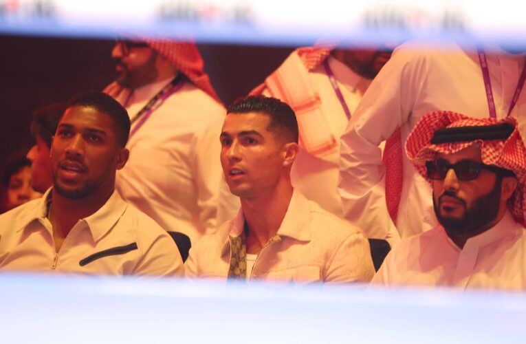 السعودية.. تفاعل مع لقاء كريستيانو رونالدو ونيمار خلال حضورهما لنزال ملاكمة