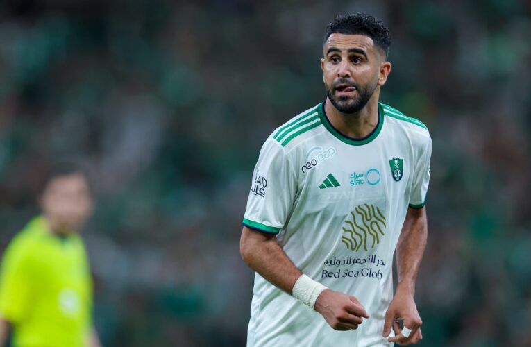 هكذا كان رد فعل رياض محرز بعد سؤاله عن حقيقة خلافه مع مدرب أهلي جدة