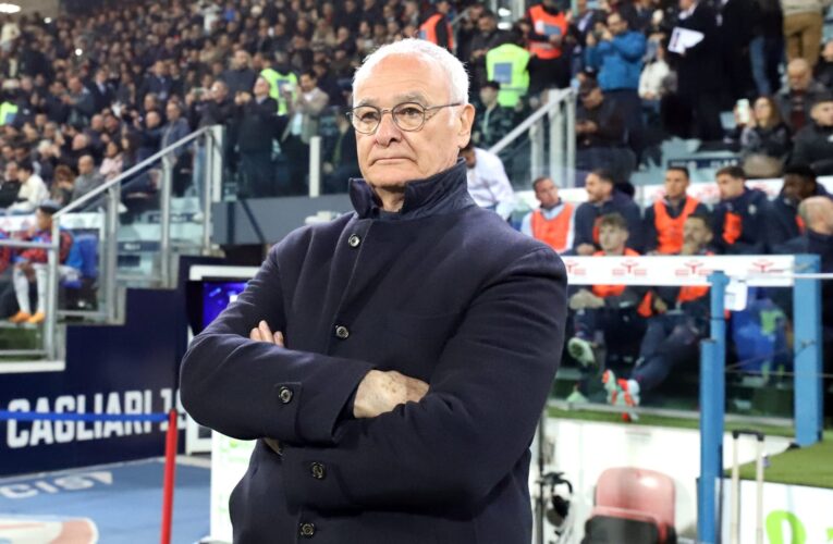 يُلقب بـ”صانع المعجزات”.. فرحة عارمة للمدرب رانييري ولاعبيه بعد ضمان البقاء في الدوري الإيطالي