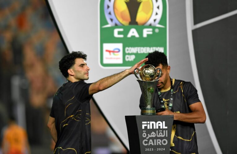 دفع “حاملة الكأس”.. فوضى في مراسم تتويج الزمالك بلقب الكونفدرالية