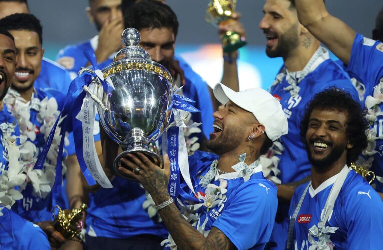 منها ممازحة جيسوس لنيمار.. تفاعل مع لقطات من حفل تتويج نادي الهلال بالدوري السعودي