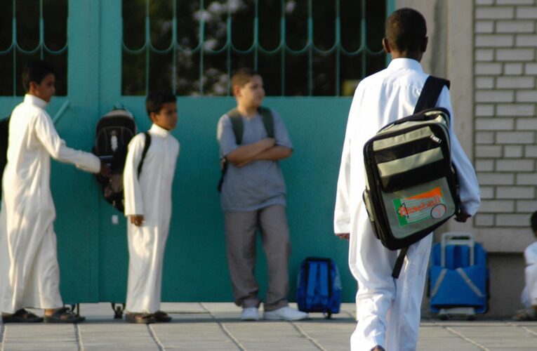 السعودية.. معلم مدرسة يفاجئ طلابه بهدية قيمتها تتجاوز 10 آلاف دولار بآخر يوم قبل التقاعد