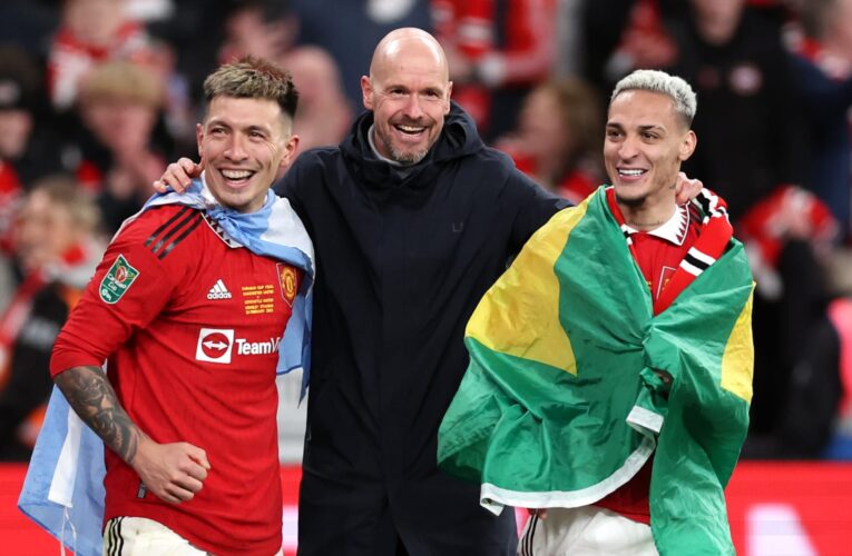 حمله ثم دفعه.. احتفال جنوني من لاعب اليونايتد مع مدربه بعد الفوز بلقب كأس الاتحاد الإنجليزي