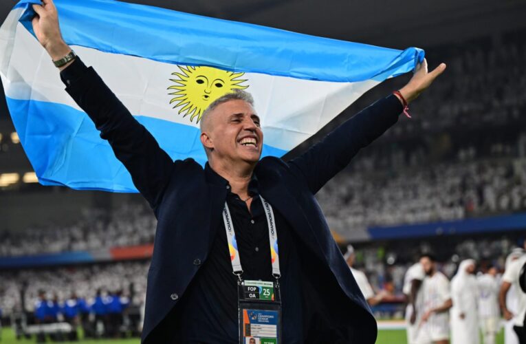 ذرف الدموع ولاعبوه قطعوا مؤتمره الصحفي.. تفاعل مع احتفال مدرب العين باللقب الآسيوي