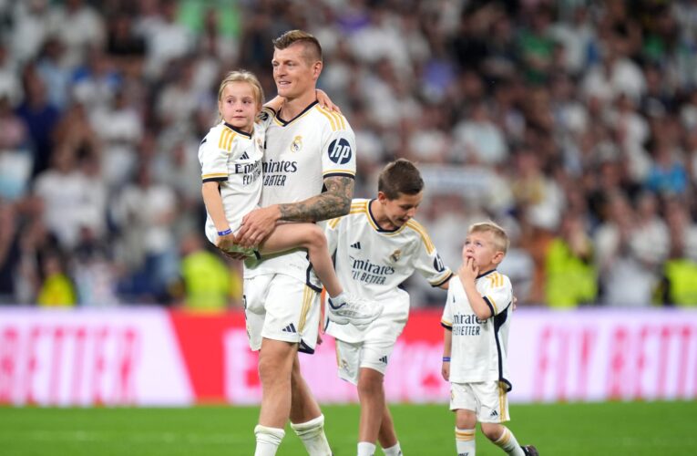 عائلته انتابها البكاء.. وداع “استثنائي” من نادي ريال مدريد للاعبه توني كروس