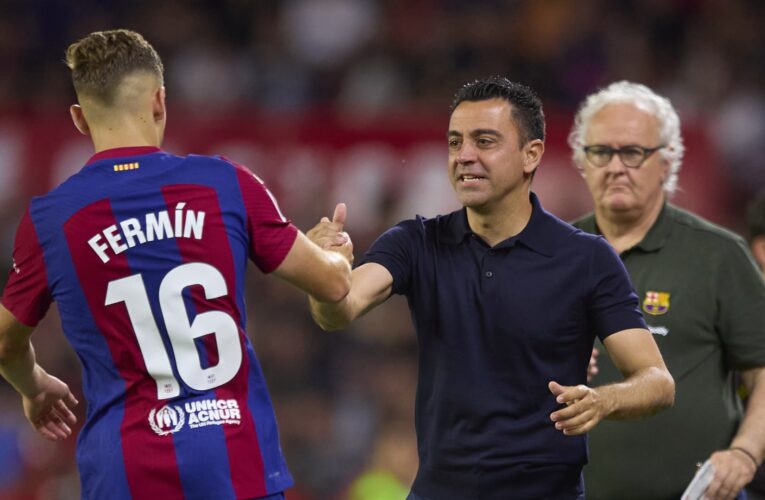 في المباراة الأخيرة لتشافي.. لقطة مؤثرة بين مدرب برشلونة ولاعب تخطف الأنظار