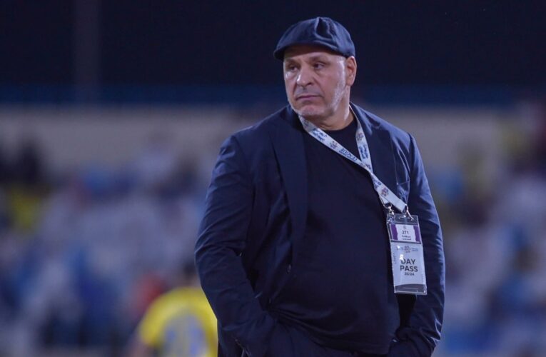 السعودية.. احتفال “جنوني” لمدرب الأخدود بعد ضمان فريقه البقاء في “روشن”