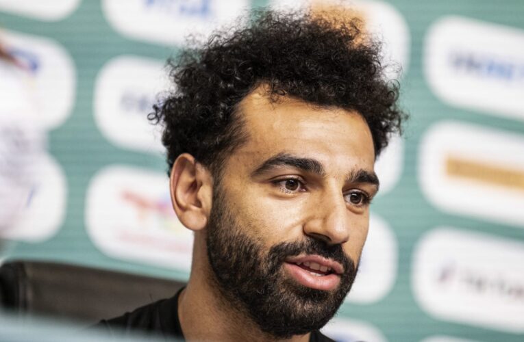 خطف الأنظار.. “مظهر جديد” لمحمد صلاح عند انضمامه لمعسكر منتخب مصر