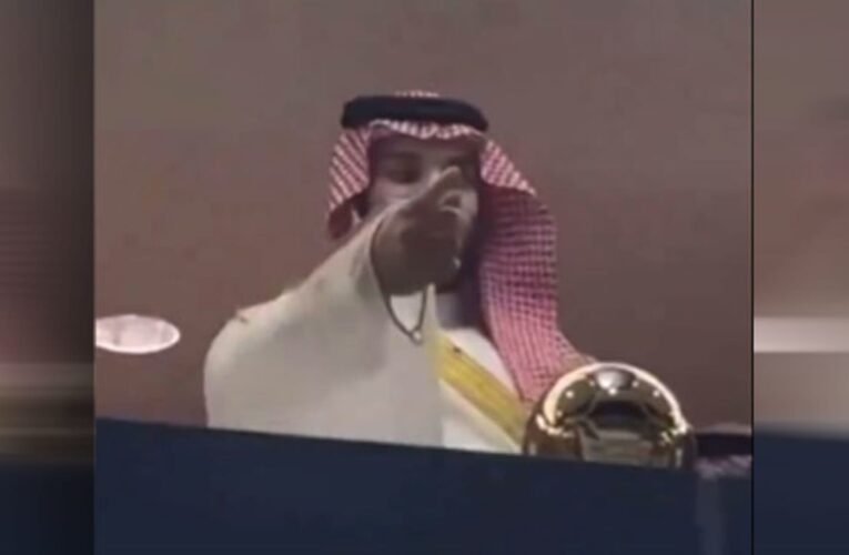 السعودية.. فيديو إشارة من محمد بن سلمان ترفع مشجعا للمنصة بمباراة الهلال والنصر وتثير تفاعلا