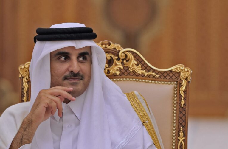 جلوس أمير قطر بين أولياء الأمور خلال حفل تخرج ابنته يثير تفاعلا.. ومعلقون: “تواضع الكبار”