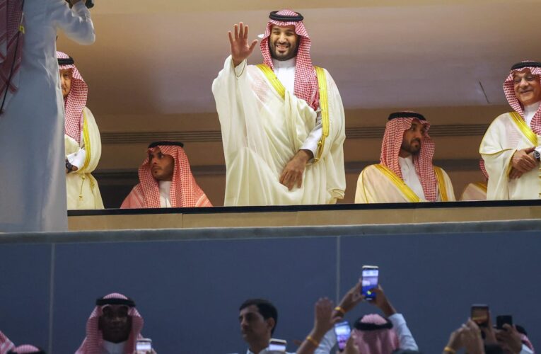 السعودية.. تفاعل مع جملة قالها مشجع التقط صورة مع محمد بن سلمان في نهائي كأس الملك