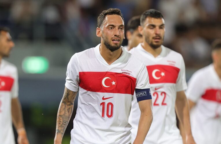 لحظة طريفة بين لاعب تركيا ومشجع بعد مباراة ودية مع إيطاليا