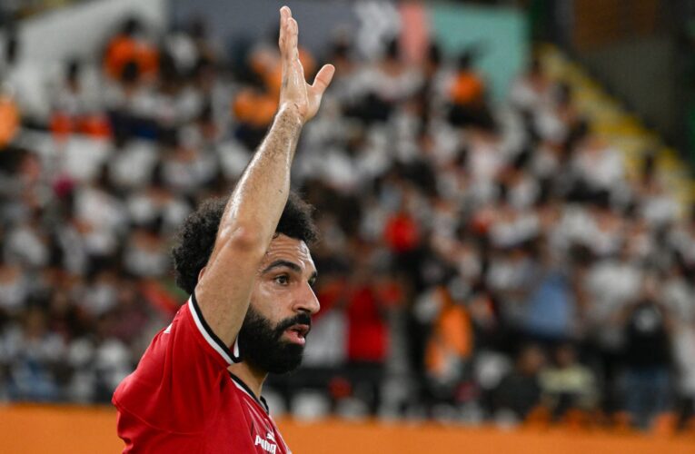 مصر.. محمد صلاح يخطف الأنظار برقصة مع الجماهير بعد مباراة بوركينا فاسو