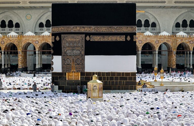 السعودية.. إعلان اسم إمام وخطيب الحرمين وموعد صلاة عيد الأضحى