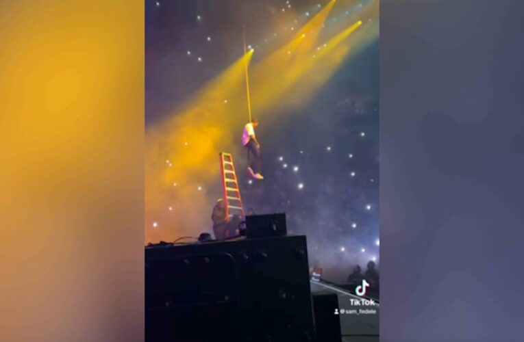 جلبوا له سلمًا لينزل.. شاهد نجم غناء أمريكي يعلق في الهواء على مسرح أثناء حفل موسيقي