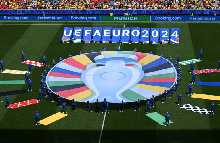 قطع الخبز الفرنسي أمامه.. موقف طريف بين مشجع نمساوي وآخر فرنسي على هامش يورو 2024