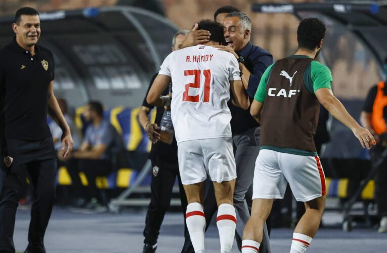 مدرب الزمالك “يثير ضجة” بعد دفعه للحكم خلال مباراة في الدوري المصري
