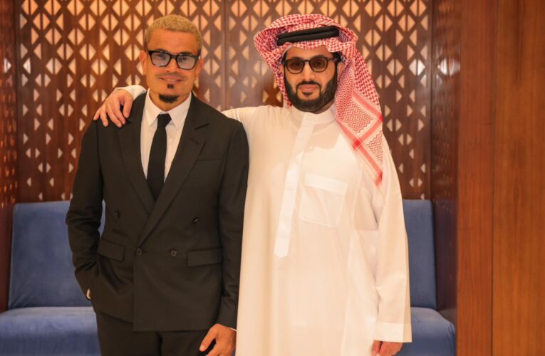 “مصافحة وأحضان”.. تركي آل الشيخ يستقبل عمرو دياب في الرياض ويتفق معه على أول فيلم مع نانسي عجرم