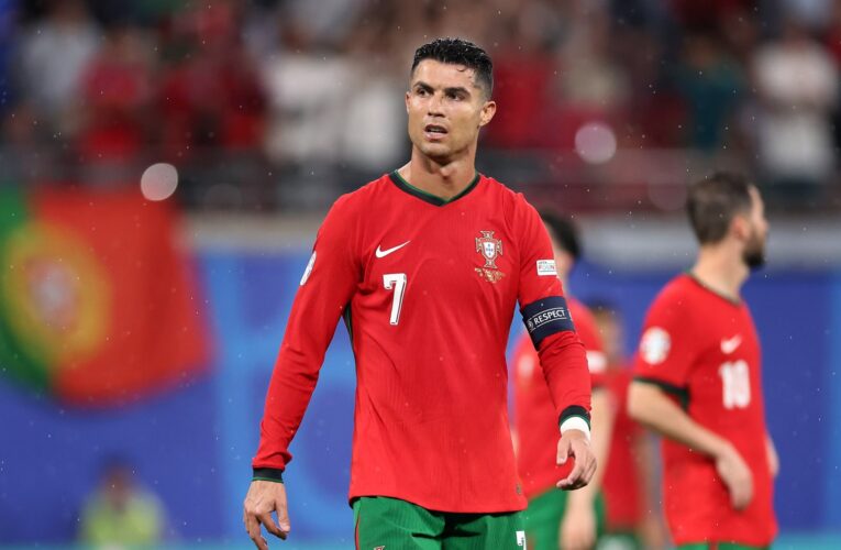 “لحظة من اليورو”.. هذا ما فعله رونالدو مع طفلة على هامش مباراة البرتغال وتركيا