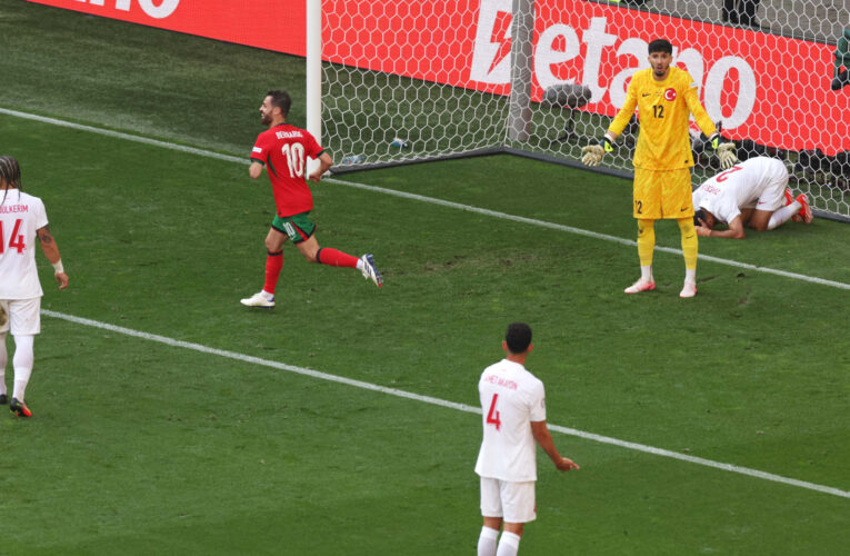 أغرب لحظات يورو 2024.. لاعبو منتخب تركيا يهدون رونالدو ورفاقه هدفاً