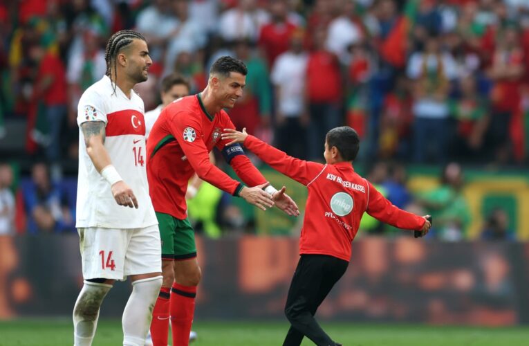 استقبله بالابتسامة والأحضان.. طفل يتصدر مشهد يورو 2024 بسبب رونالدو