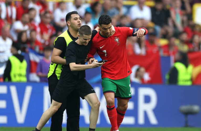 بعد شكوى رونالدو ورفاقه.. “يويفا” يكشف لـCNN عقوبة من يقتحم الملعب خلال بطولة “اليورو”