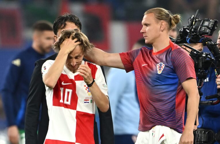 لحظة من اليورو.. “حسرة” مودريتش وبكاء رفاقه بعد التعادل مع إيطاليا في الدقيقة الأخيرة