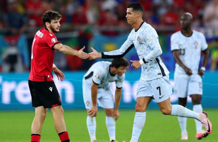 توجه نحو رونالدو في ذروة احتفالات منتخب جورجيا بالفوز على البرتغال.. كفاراستخيليا يثير تفاعلا واسعا