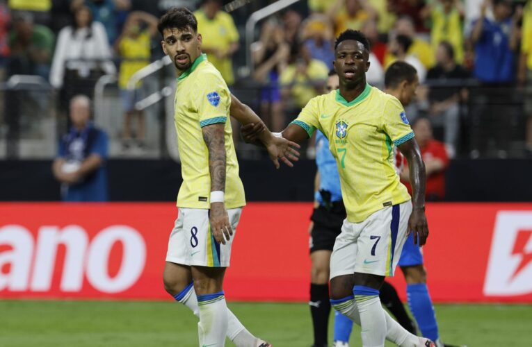 فينيسيوس يخطف الأنظار بهذا التصرف خلال مباراة للبرازيل.. ماذا فعل مع زميله؟