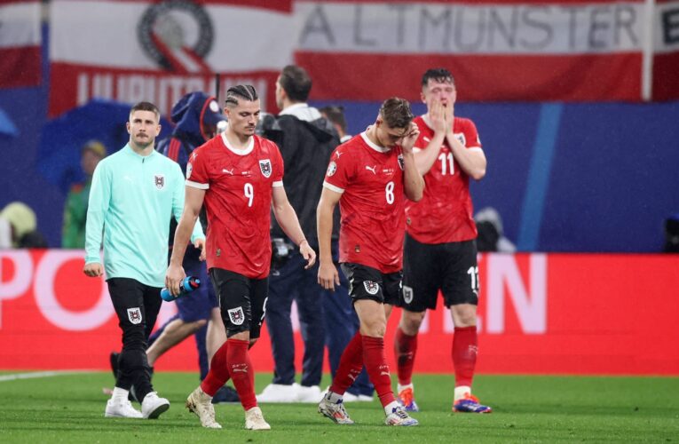 هذا ما حدث بين لاعبي النمسا وجمهورهم بعد الخروج من “اليورو”