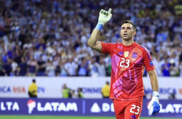 حارس مرمى منتخب الأرجنتين يخطف الأنظار بهذا التصرف بعد مواجهة الإكوادور.. ماذا فعل؟