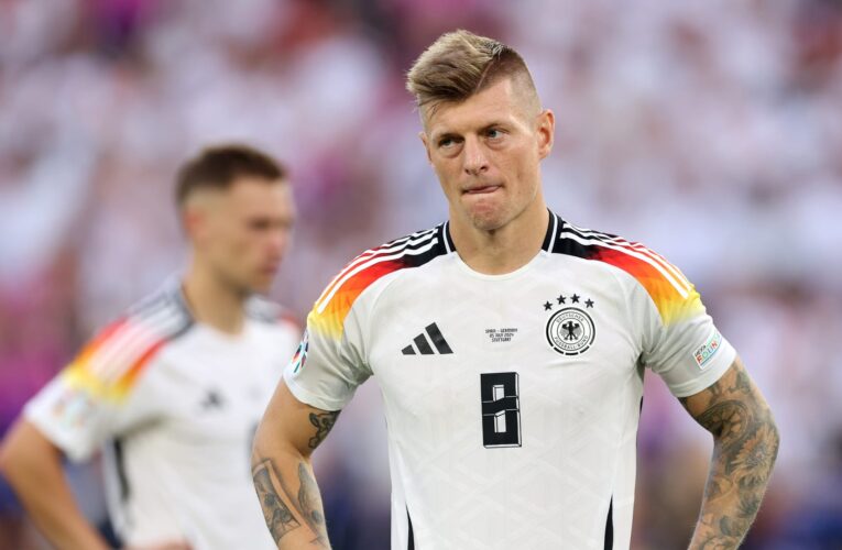 لحظة من اليورو.. هذا ما فعله لاعبو إسبانيا مع كروس بعد ظهوره الأخير في الملاعب
