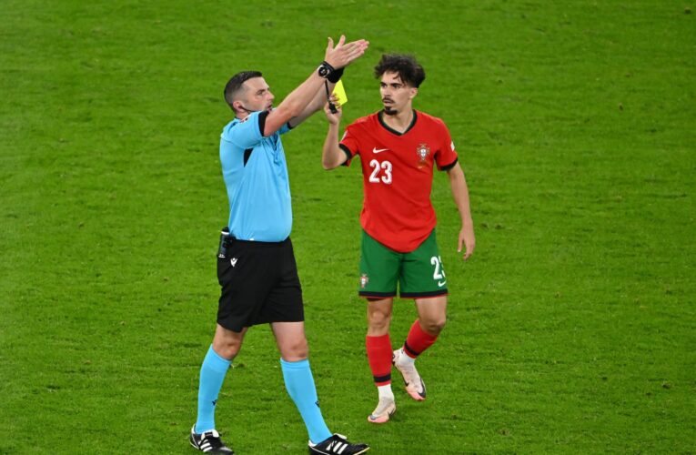 موقف “طريف” بين لاعب برتغالي وحكم في يورو 2024.. هذا ما حدث بينهما