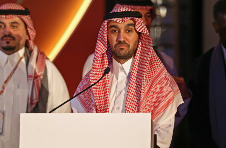 مدير مكتب محمد بن سلمان يعيد نشر رد وزير الرياضة على “تفاوت” ميزانيات 4 أندية سعودية