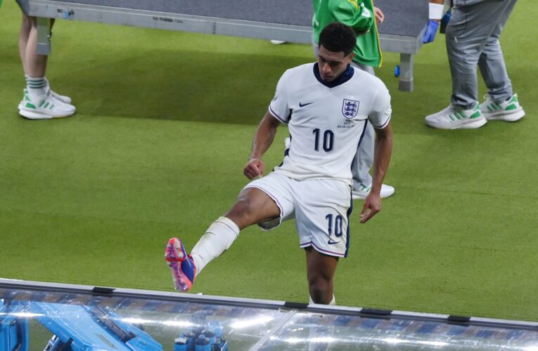 ركل صندوق زجاجات المياه.. الغضب ينتاب بيلينغهام بعد خسارة لقب اليورو