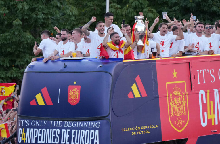 بهذه الطريقة احتفل لاعبو منتخب إسبانيا بلقب يورو 2024 في شوارع مدريد
