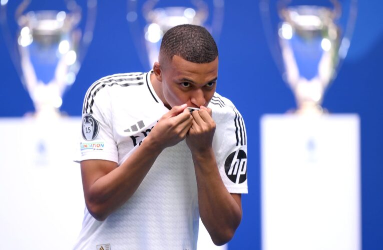 استقبال حافل لمبابي بحضور عشرات الآلاف من جماهير ريال مدريد.. وعناقه لزيدان يخطف الأنظار