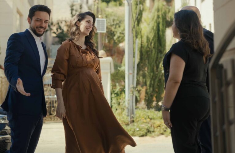 بدت في أشهر حملها الأخيرة.. الأميرة رجوة الحسين إلى جانب زوجها ولي عهد الأردن في أحدث ظهور لهما