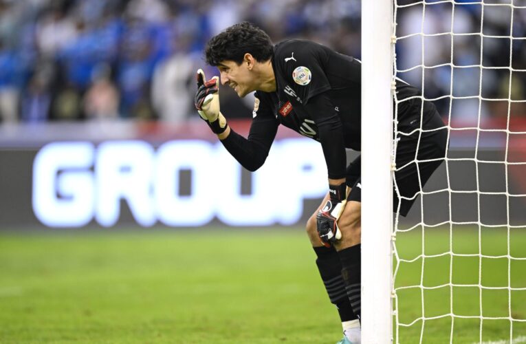 السعودية.. حارس مرمى الهلال يتعرض لموقف”غير متوقع” خلال مباراة ودية