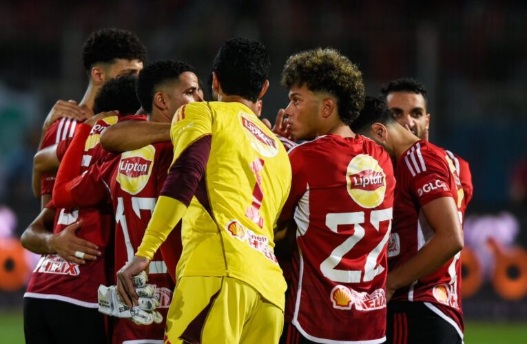 لاعب بيراميدز يثير جدلاً بعد تجنبه مصافحة لاعبي الأهلي خلال مباراة بالدوري المصري
