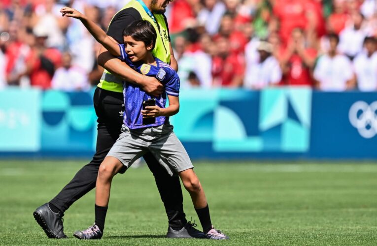 لاعب المغرب يثير تفاعلا بلقطة مع طفل طلب التصوير مع جوليان ألفاريز
