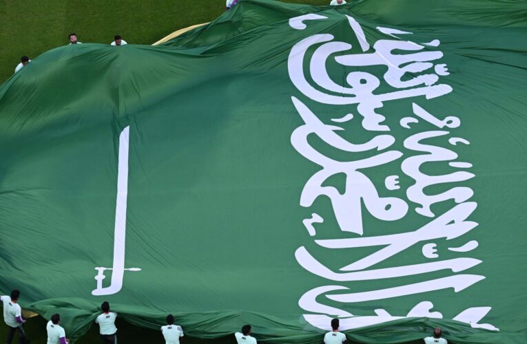 قبل تسليمه إلى الفيفا.. محمد بن سلمان يوقّع على ملف ترشح السعودية لاستضافة مونديال 2034