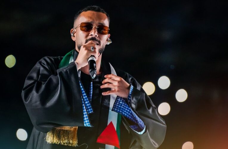 ويجز بالجلابية والعلم الفلسطيني في افتتاح مهرجان “صيف بنغازي”