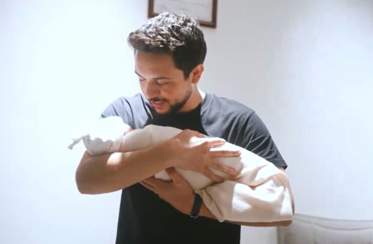 ولادة الأميرة رجوة.. أول فيديو للمولودة مع أبيها الحسين بن عبدالله
