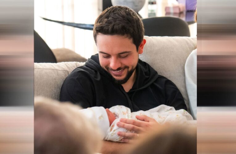 ولادة الأميرة رجوة.. البطانية التي لفّت الأميرة إيمان بنت الحسين تثير تفاعلا وتشبيهات